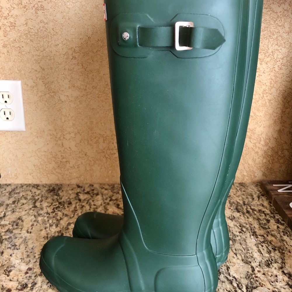 HUNTER Brand Hunter Green boots - Size 9